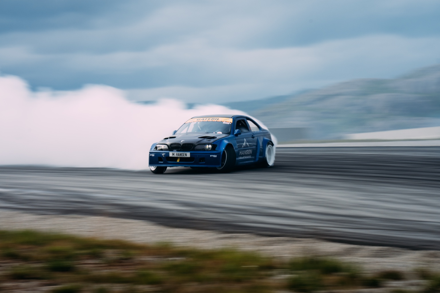 Blå BMW E46 i sladd på bane