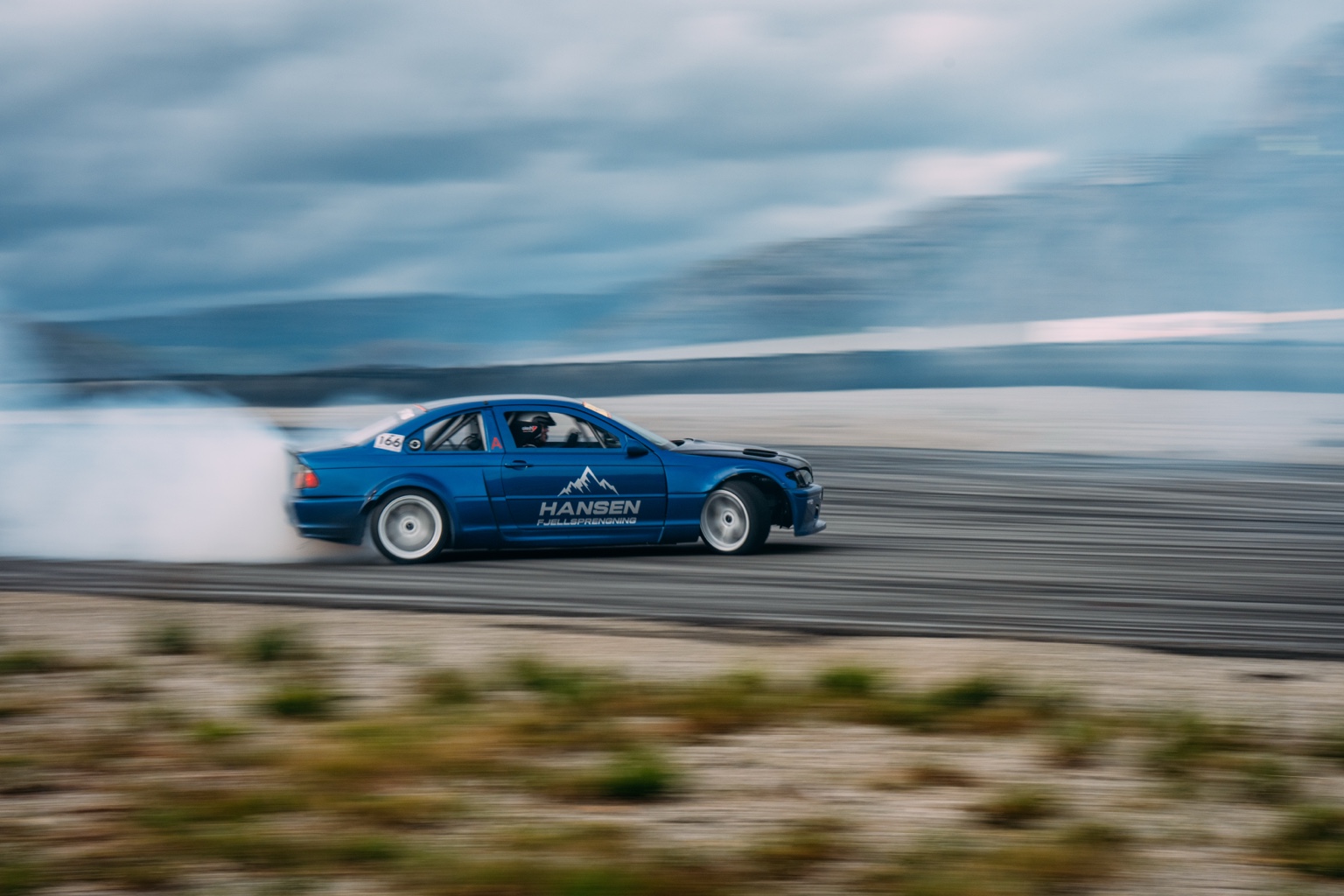 Blå BMW E46 med Hansen-logo på siden