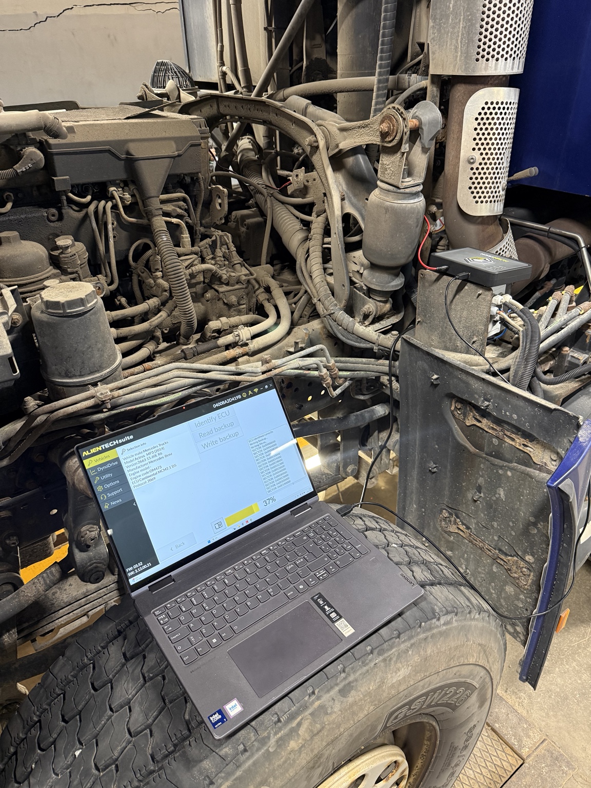 Lastebil med laptop koblet til for programmering